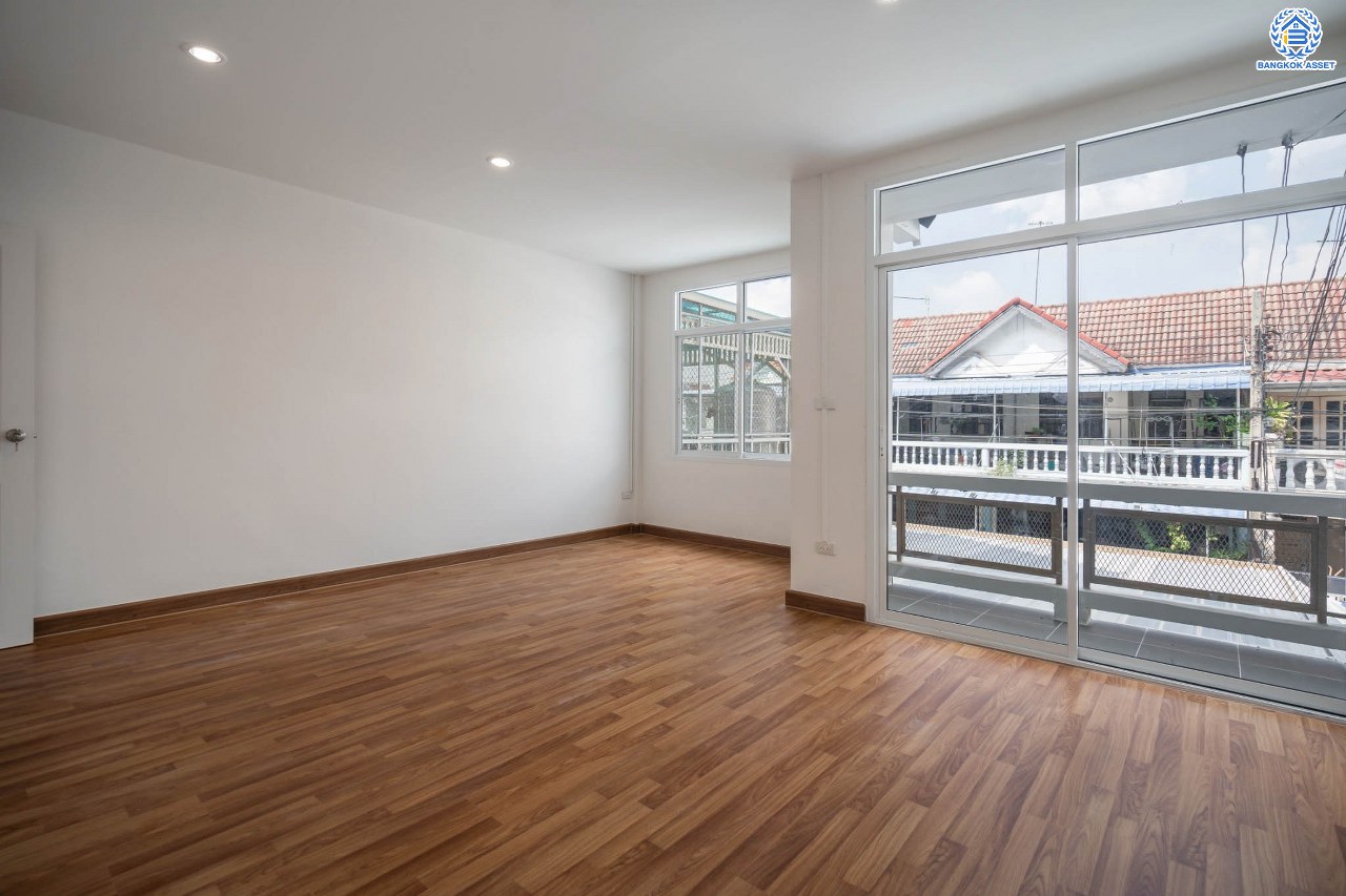 บ้านมือสองตกแต่งใหม่ โครงการ อยู่เจริญ วิภาวดี เนื้อที่ 21.2 ตร.ว. ฟังก์ชัน 2 ห้องนอน 2 ห้องน้ำ จอดรถได้ 2 คัน บนทำเลศักยภาพ หน้าโครงการติดถนนวิภาวดี ใกล้สนามบินดอนเมือง ฟิวเจอร์พาร์ครังสิต, ม.รังสิต จุดขึ้นทางด่วน "ดอนเมือง", โทลเวย์ วิภาวดี-รังสิต และรถไฟฟ้าสายสีแดง "สถานีรังสิต"